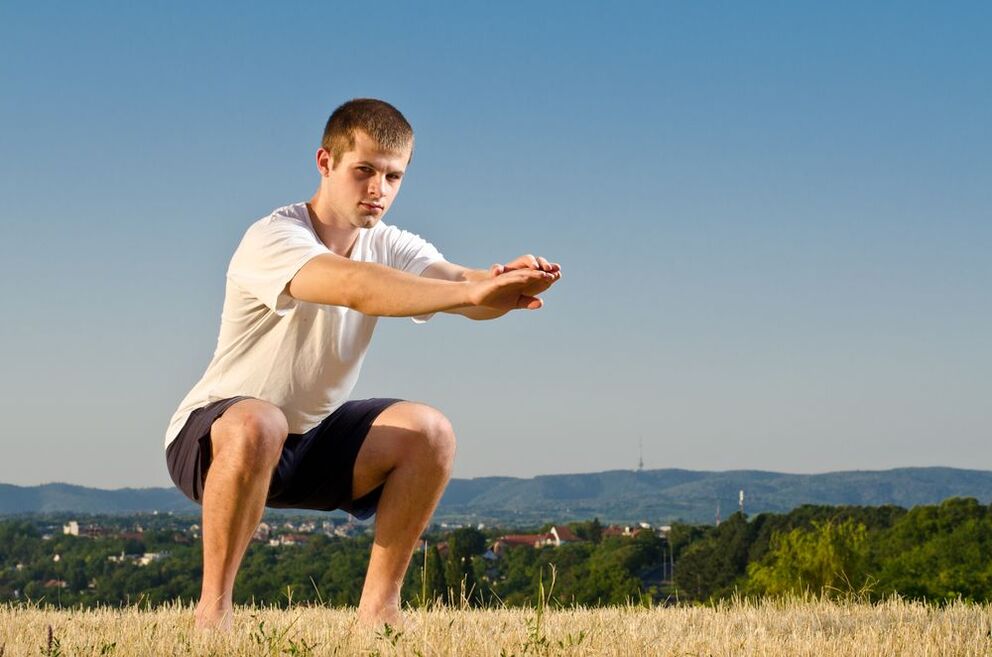 Η ενίσχυση της ανδρικής δύναμης διευκολύνεται από ειδικές σωματικές ασκήσεις, όπως τα squats. 